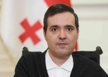 “დებატები და დეკორაციული დემოკრატია, როცა ტაში არგუმენტზე იაფია” -.სიმონი პეტრიდისი