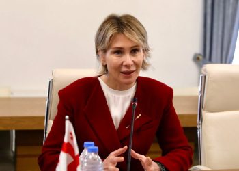 ,, ცალი კალოშით” მოსული და ჯარის ფულით და ბიზნესის რეკეტით გამდიდრებული „ნაცებისგან“ განსხვავებით…” – ნინო წილოსანი