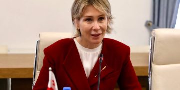 ,, ცალი კალოშით” მოსული და ჯარის ფულით და ბიზნესის რეკეტით გამდიდრებული „ნაცებისგან“ განსხვავებით…” – ნინო წილოსანი