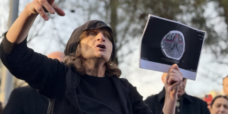 „დამიკავშირდნენ არასრულწლოვნები, რომელთაც ფიზიკურად უსწორდებოდნენ ეს ველურები!“ – ავალიანის დედა