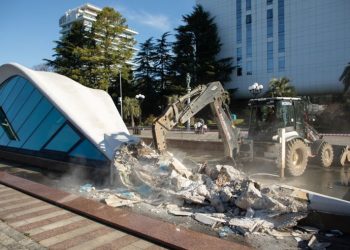 ჯერ დავანგრევთ და მერე ავაშენებთ – ბათუმის მერია ქორწინების სახლზე