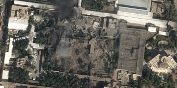 აიათოლა ალი ხამენეის დაბომბილი რეზიდენციის ფოტოსურათი ვრცელდება