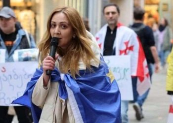 “იატაკზე მძინავს… უნდათ თვითმკვლელობამდე მიმიყვანონ” – ნანა სანდერი ციხიდან