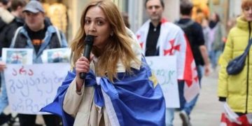 “იატაკზე მძინავს… უნდათ თვითმკვლელობამდე მიმიყვანონ” – ნანა სანდერი ციხიდან