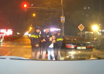 “მტკივა! კისერში ნუ მიჭერ!” – რა ჩანს რატი მილორავას დაკავების კადრებში