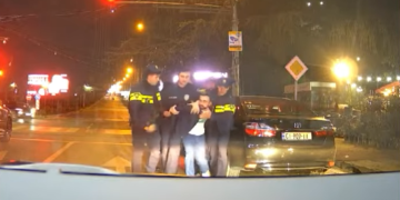 “მტკივა! კისერში ნუ მიჭერ!” – რა ჩანს რატი მილორავას დაკავების კადრებში