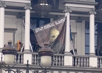 “რუსთავი2″–ს უშლის ხელს” – ახალ თეატრში” ჭიჭინაძის ბანერი ჩამოხსნეს – ადგილზე ხმაურია