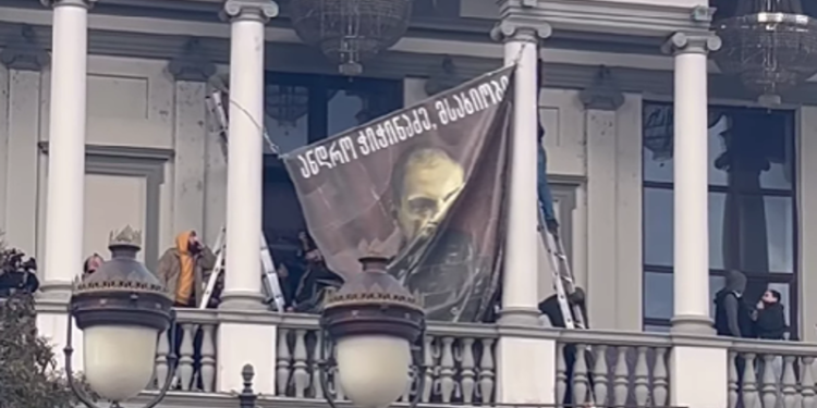 “რუსთავი2″–ს უშლის ხელს” – ახალ თეატრში” ჭიჭინაძის ბანერი ჩამოხსნეს – ადგილზე ხმაურია