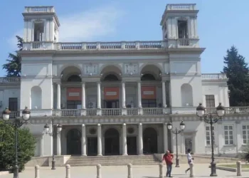 ვასო აბაშიძის სახელობის თეატრი მსახიობებმა – კახა კინწურაშვილმა, ეკა დემეტრაძემ, გივიკო ბარათაშვილმა და ნანკა კალატოზიშვილმა დატოვეს