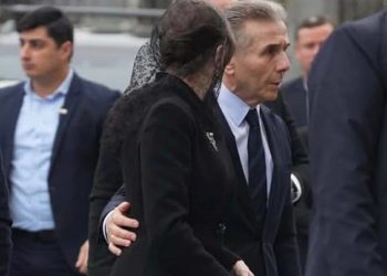 სამების საკათედრო ტაძარში ბიძინა ივანიშვილი ოჯახთან ერთად მივიდა