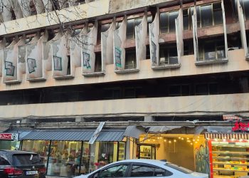 კოსტავაზე შენობის ფასადი ჩამოინგრა