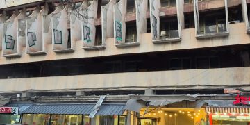 კოსტავაზე შენობის ფასადი ჩამოინგრა