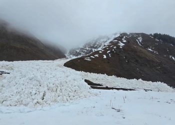 ყაზბეგში, სოფელ კარკუჩის მისასვლელ საავტომობილო გზაზე ზვავი ჩამოწვა
