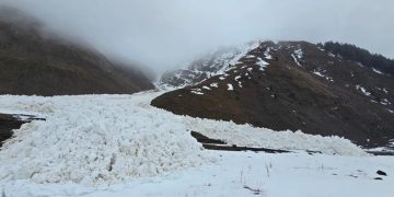 ყაზბეგში, სოფელ კარკუჩის მისასვლელ საავტომობილო გზაზე ზვავი ჩამოწვა