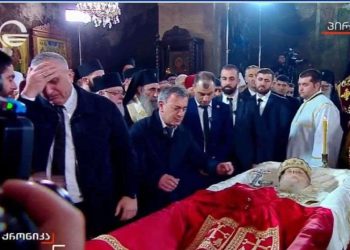 ,, აქვითინებულმა ,მთასავით ბიჭებმა მუხლი მოიდრიკეს პატრიარქის ცხედართან ,მისი დაცვის ბიჭები…” – ნინო ჯღარკავა