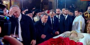 ,, აქვითინებულმა ,მთასავით ბიჭებმა მუხლი მოიდრიკეს პატრიარქის ცხედართან ,მისი დაცვის ბიჭები…” – ნინო ჯღარკავა