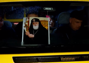 პატრიარქისთვის პატივის მისაგებად მოქალაქეები რეგიონებიდან ჩამოდიან