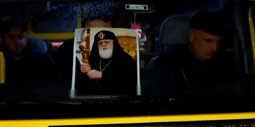 პატრიარქისთვის პატივის მისაგებად მოქალაქეები რეგიონებიდან ჩამოდიან