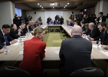 “მერამდენედ ერთიანდებიან ან დაშლას როდის ასწრებენ” – მათე ცენტერაძე