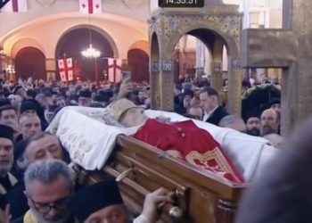 სამების საკათედრო ტაძრიდან ილია II-ის გამოსვენების ცერემონია დაიწყო