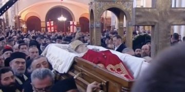 სამების საკათედრო ტაძრიდან ილია II-ის გამოსვენების ცერემონია დაიწყო