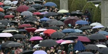 ათასობით მოქალაქე მთელი ღამე რიგში იდგა, რომ პატრიარქს გამომშვიდობებოდა – ხალხის ნაკადი არ წყდება დილიდან