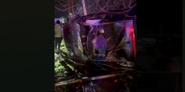 აღაიანში პოლიციის ადევნების შემდეგ ავტომობილი საცხოვრებელი სახლის ეზოში შევარდა – დაშავდა სამი ადამიანი