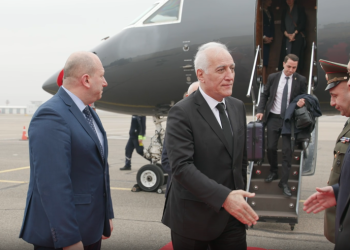 ილია მეორის დაკრძალვაზე დასასწრებად თბილისში სომხეთის პრეზიდენტი ჩამოვიდა