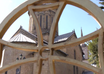 სიონის საკათედრო ტაძარში ეკრანები მონტაჟდება