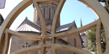 სიონის საკათედრო ტაძარში ეკრანები მონტაჟდება