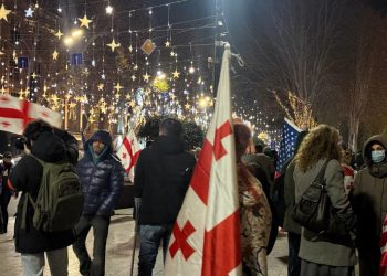 დღეს 3 პირი გაუშვეს ციხეში ტროტუარზე დგომის გამო – დეტალები