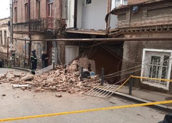 თბილისში, აბაშიძის ქუჩაზე შენობის კედელი ჩამოიშალა