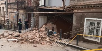 თბილისში, აბაშიძის ქუჩაზე შენობის კედელი ჩამოიშალა