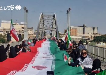 ტრამპის მორიგი მუქარისა და ირანის მთავრობის მოწოდების ფონზე ირანელები ქვეყნის მთავარ ელექტროსადგურებსა და ხიდებთან იკრიბებიან