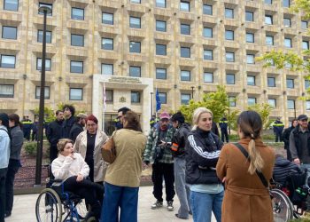 ხმაური მთავრობის ადმინისტრაციასთან – პოლიცია დიუშენის დისტროფიით დაავადებული ბავშვების მშობლებს პუფებისა და საწვიმრების მიტანის საშუალებას არ აძლევს