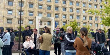 ხმაური მთავრობის ადმინისტრაციასთან – პოლიცია დიუშენის დისტროფიით დაავადებული ბავშვების მშობლებს პუფებისა და საწვიმრების მიტანის საშუალებას არ აძლევს