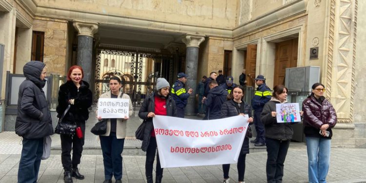 რას პასუხობენ მშობლები მიხეილ სარჯველაძეს?