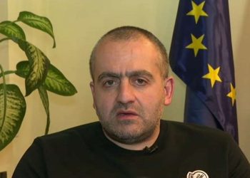 “რუსეთუმეები რომ გამოტ#ნაურდებიან, დავიწყოთ რუსებთან დიალოგიო, ცოტა შიგ ხომ არა გაქვთ? თუ აქ ვინმე ყლ@ები გგონიათ?” – გიორგი გამსახურდია