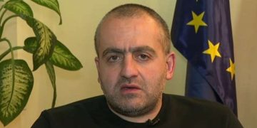 “რუსეთუმეები რომ გამოტ#ნაურდებიან, დავიწყოთ რუსებთან დიალოგიო, ცოტა შიგ ხომ არა გაქვთ? თუ აქ ვინმე ყლ@ები გგონიათ?” – გიორგი გამსახურდია