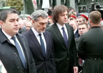 9 აპრილის მემორიალთან ირაკლი კობახიძე, შალვა პაპუაშვილი და მიხეილ ყაველაშვილი მივიდნენ – ხელისუფლების წარმომადგენლების გამოჩენას აქციის მონაწილეების მხრიდან შეძახილები მოჰყვა