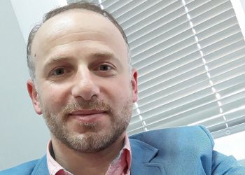 “ტრამპისტებმა ამიხსენით…” – რას წერს მერაბ მეტრეველი