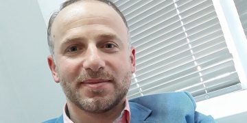 “ტრამპისტებმა ამიხსენით…” – რას წერს მერაბ მეტრეველი