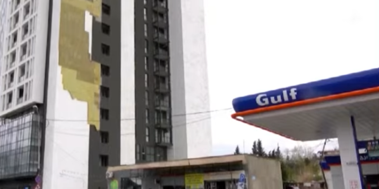 თბილისში კორპუსის ფასადი ჩამოიშალა