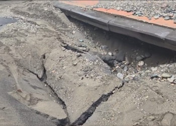 ბათუმში ახლადდაგებული გზა ჩავარდა და ავტომობილი ჩაიყოლა