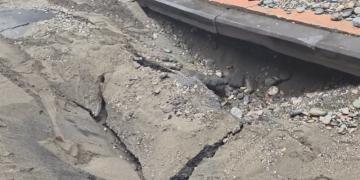 ბათუმში ახლადდაგებული გზა ჩავარდა და ავტომობილი ჩაიყოლა