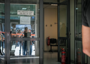 ათენში 89 წლის კაცი სასამართლოში შეიჭრა და ცეცხლი გახსნა – არიან დაჭრილები