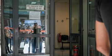 ათენში 89 წლის კაცი სასამართლოში შეიჭრა და ცეცხლი გახსნა – არიან დაჭრილები