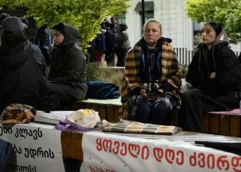 მშობლები წამლის მოთხოვნით კანცელარიასთან მე-11 ღამეს ათენებენ
