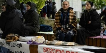 მშობლები წამლის მოთხოვნით კანცელარიასთან მე-11 ღამეს ათენებენ