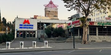 მეტროში მგზავრი ლიანდაგებში ჩავარდა